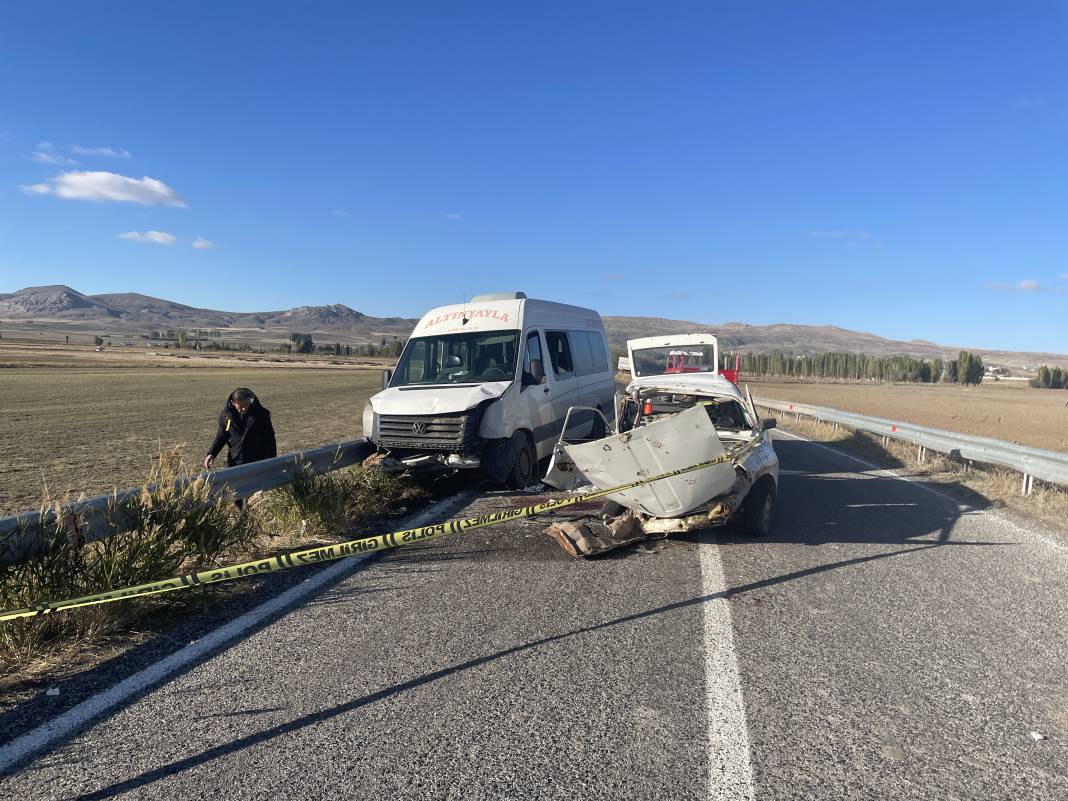 Yolcu minibüsü ile otomobil çarpıştı! Ölü ve yaralılar var 2